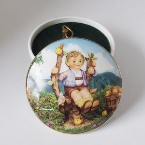 Vintage 1993 "Apple Tree Boy" M I Hummel Music Box Collection Porcelain B7528
